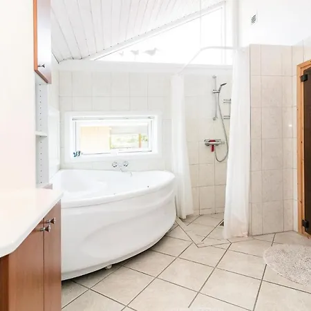 בית נופש Four-bedroom In