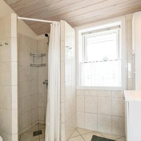 Hébergement de vacances 4 Bedroom Awesome Home In Ronne Rønne