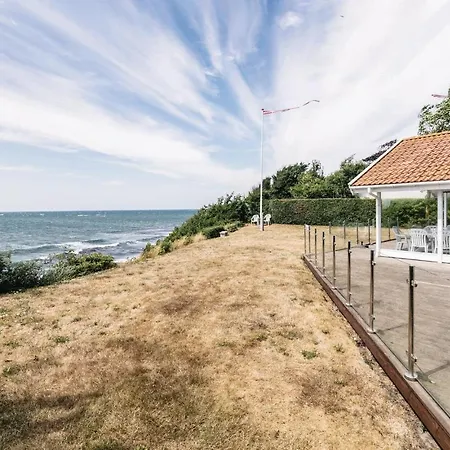 4 Bedroom Awesome Home In Ronne Hébergement de vacances *