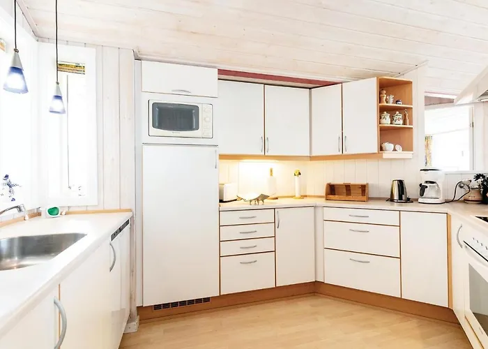 Ferienhaus Four-bedroom In Rønne